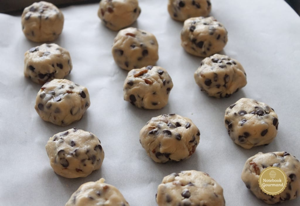 Boule de Cookies moelleux pépites de chocolat et noix de Pécan avant cuisson